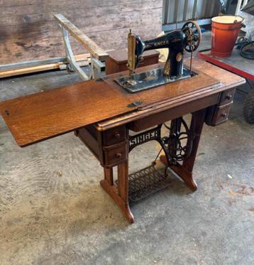 Antieke Singer Naaimachine met Tafel beschikbaar voor biedingen