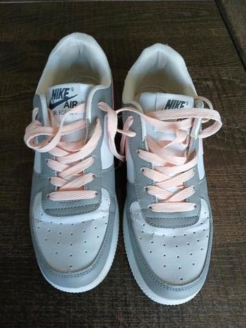 NIKE AIR AF1 SCHOENEN MAAT 42 beschikbaar voor biedingen