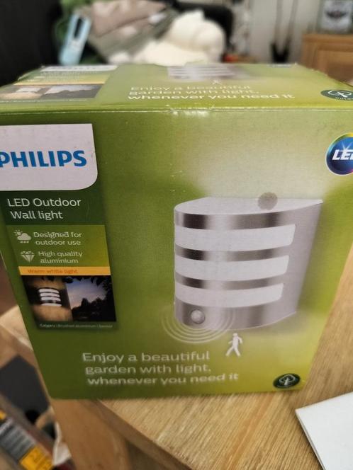 Philips Buitenlamp Calgary met bewegingssensor grijs LED, Tuin en Terras, Buitenverlichting, Nieuw, Wandlamp, Rvs, 50 tot 250 watt