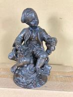 Antiek bronzen beeld jongen zittend op boomstam 19e eeuw, Antiek en Kunst, Kunst | Beelden en Houtsnijwerken, Ophalen of Verzenden
