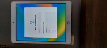 Refurbished iPad (2018) 32GB Wifi + 4G Silver A Grade beschikbaar voor biedingen