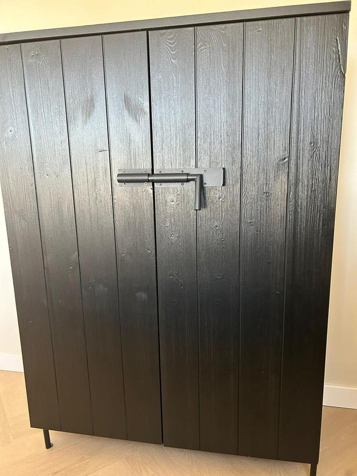 Bruut 2-deurs kast grenen geborsteld diepzwart, Huis en Inrichting, Kasten | Kledingkasten, Zo goed als nieuw, 100 tot 150 cm