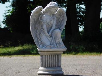 Beeld Engel op Ronde Sokkel - 73 cm - Steen beschikbaar voor biedingen