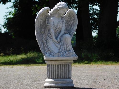 Beeld Engel op Ronde Sokkel - 73 cm - Steen, Tuin en Terras, Tuinbeelden, Nieuw, Steen, Ophalen of Verzenden