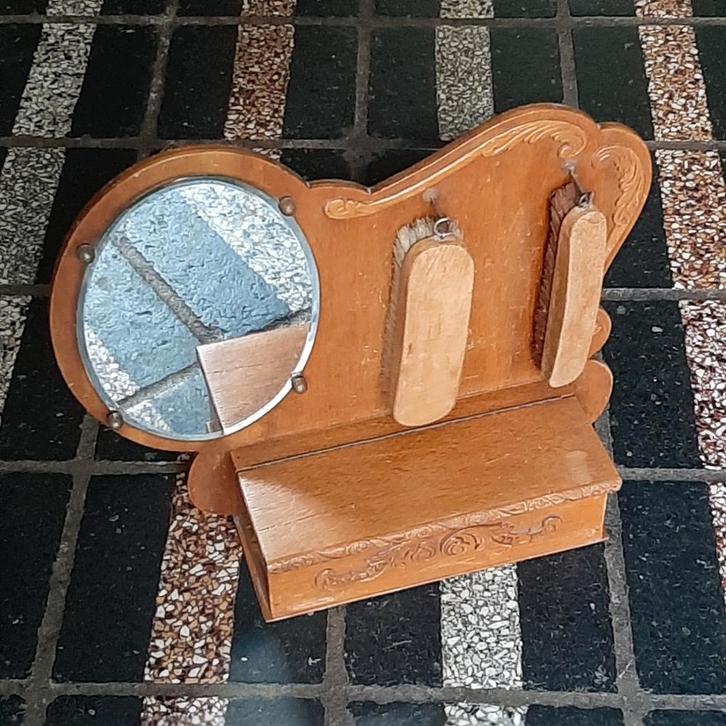 Spiegel met 2 borstels en handschoenenbakje wandbevestiging, Antiek en Kunst, Antiek | Woonaccessoires, Ophalen