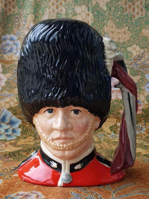 The Guardsman vintage Engelse Toby jug van Royal Doulton., Antiek en Kunst, Antiek | Porselein, Ophalen of Verzenden