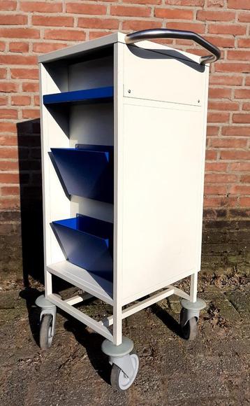 Zusterkast. Merk: Snijders. 108,5 cm. hoog x 43 x 43 cm.  beschikbaar voor biedingen
