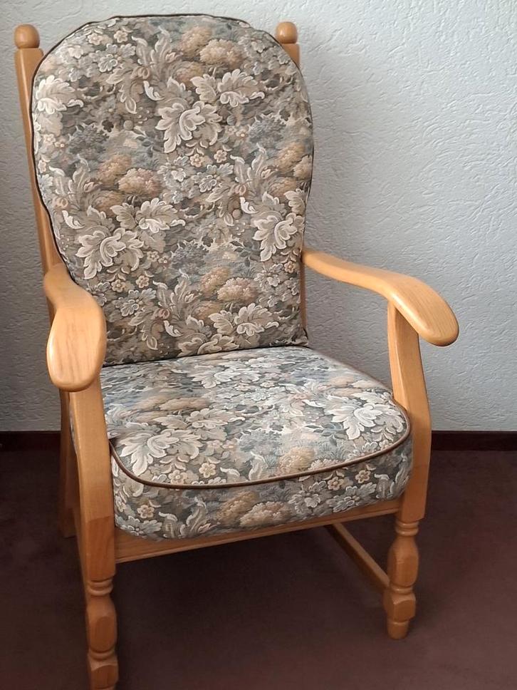 Mooie Oma stoel - Licht eikenhout, Huis en Inrichting, Fauteuils, Zo goed als nieuw, Hout, Stof, 50 tot 75 cm, Minder dan 75 cm