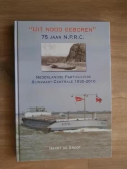 Uit nood geboren - 75 jaar Ned. Part. Rijnvaart Centrale, Boeken, Geschiedenis | Stad en Regio, Zo goed als nieuw, 20e eeuw of later