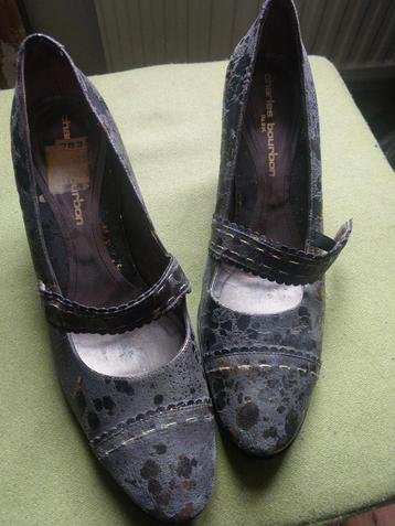 Schoenen zwart met goud beschikbaar voor biedingen