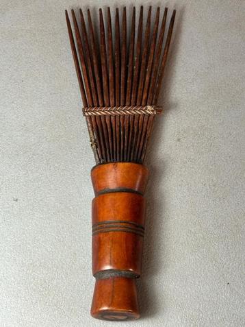 241023 Traditional Afrikaans Bamileke Bot kam uit Kameroen. beschikbaar voor biedingen