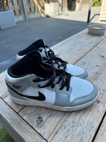 Nike Air Jordan 1 Mid grijs  beschikbaar voor biedingen