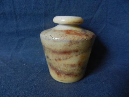 Vaasje beige geel bordeaux glazuur Mobach Utrecht h. 6,2 cm, Antiek en Kunst, Antiek | Keramiek en Aardewerk, Ophalen of Verzenden