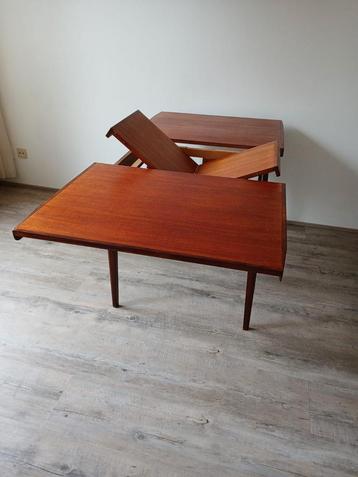 Vintage uitschuifbare eettafel beschikbaar voor biedingen