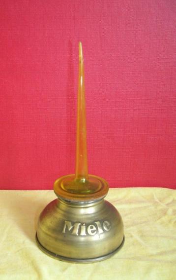  MIELE DRUKOLIE SPUITJE ROND 7 CM HOOG 14.5 CM  NR. M-1   beschikbaar voor biedingen