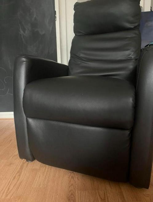 Uitschuifbare TV-stoel – Bijna een Bed!, Huis en Inrichting, Fauteuils, Zo goed als nieuw, Leer, Ophalen