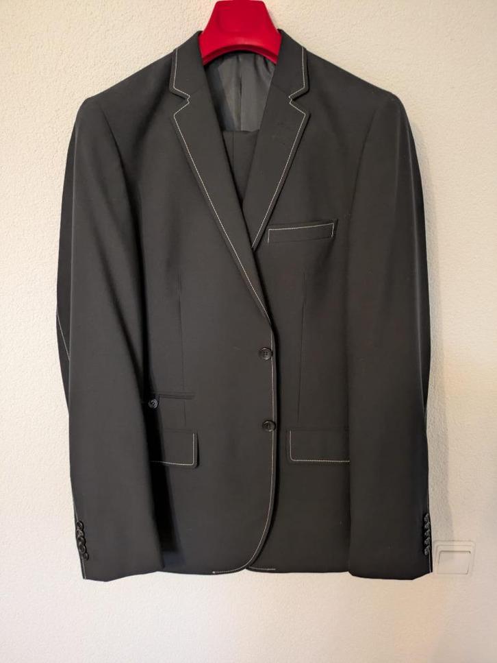 Prachtig grijs kostuum maat 106 (lengtemaat), Kleding | Heren, Kostuums en Colberts, Zo goed als nieuw, Overige maten, Grijs, Ophalen of Verzenden