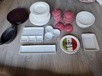 28 delig servies, borden, schalen en ovenschaal beschikbaar voor biedingen