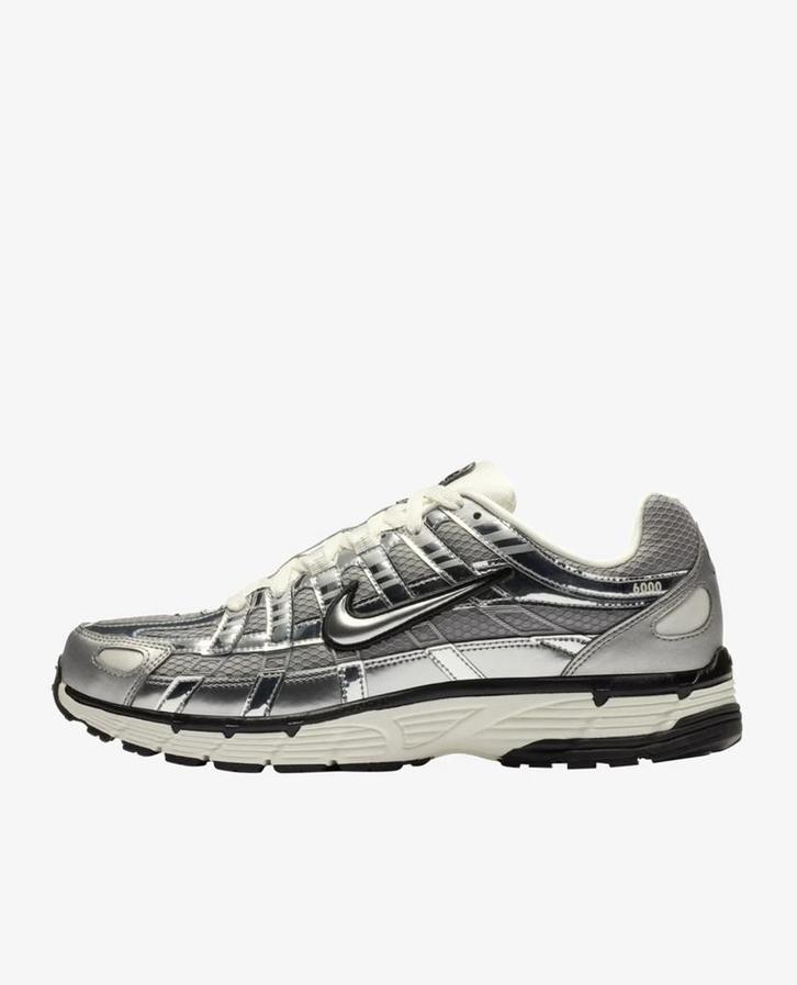 Nike P-6000 ‘Metallic Silver’ - maat 40, Kleding | Dames, Schoenen, Nieuw, Sneakers of Gympen, Grijs, Ophalen of Verzenden