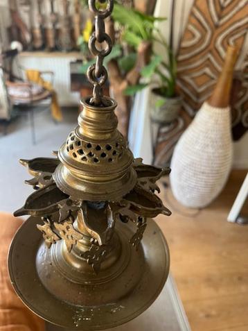 Oude bronzen olielamp uit Sumatra 19de eeuw beschikbaar voor biedingen