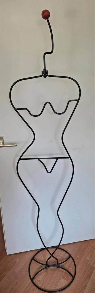 Kledingrek in Vrouwelijke Vorm beschikbaar voor biedingen