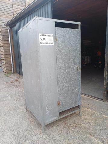 Ijzeren kast te koop beschikbaar voor biedingen