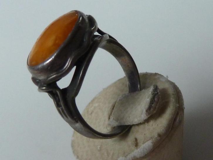 Antieke zilveren ring ca. 1890 + eggyolk Baltisch barnsteen, Sieraden, Tassen en Uiterlijk, Antieke sieraden, Ring, Zilver, Met edelsteen