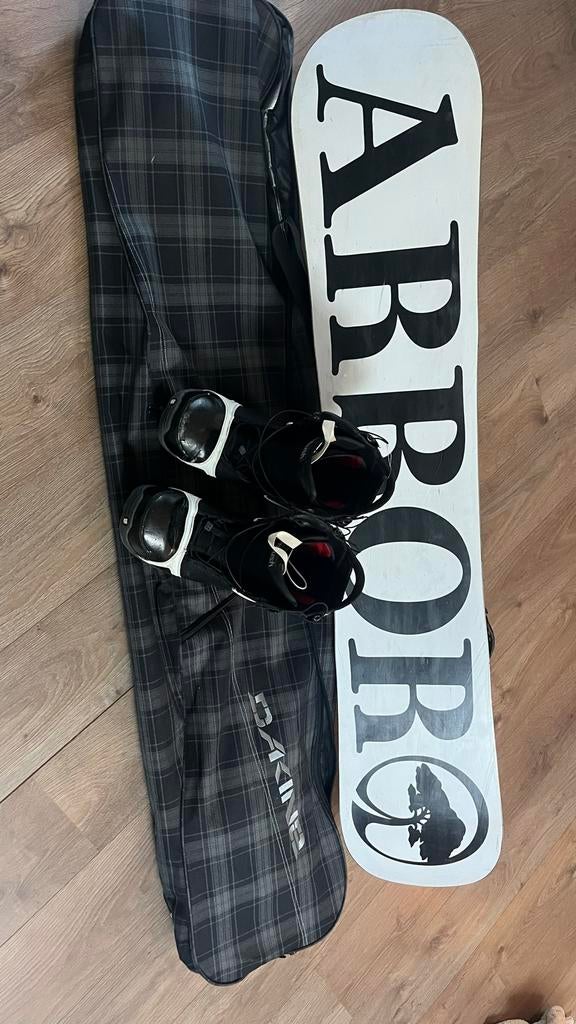 Snowboard set met schoenen maat 43 en hoes, Sport en Fitness, Snowboarden, Ophalen of Verzenden, Gebruikt, Board