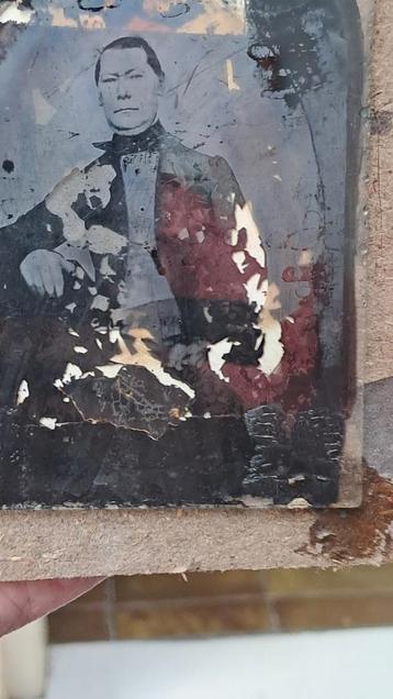 FOTO VAN EEN MAN -OP GLAS ANDERE KANT FAMILIE WAPEN MERBAUR beschikbaar voor biedingen