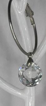 Zilverkleurige ronde oorbellen voorzien van STRASS steen, Overige materialen, Hangers, Nieuw, Ophalen of Verzenden