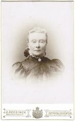 CDV - Vrouw Jurk Sieraad - Foto Reesinck Zutphen Deventer, Verzamelen, Ophalen of Verzenden, Voor 1940, Gebruikt, Foto