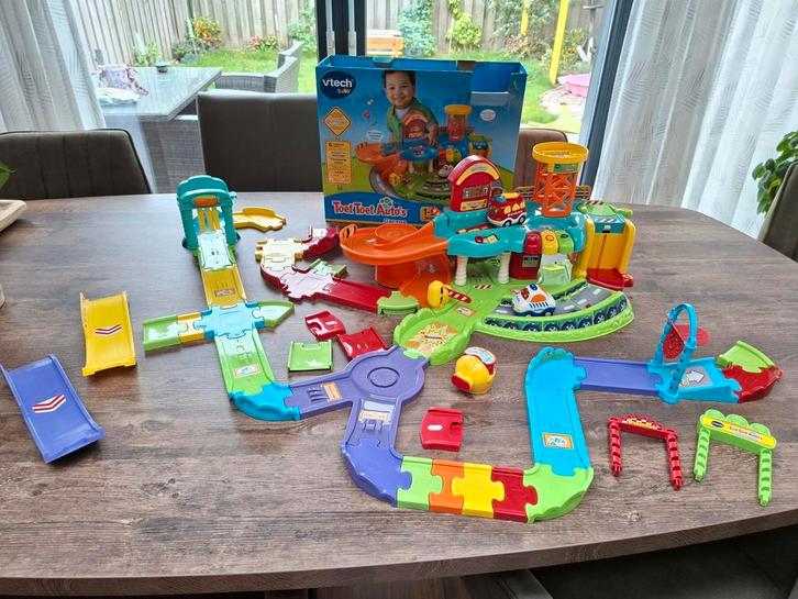 Vtech Toettoet autogarage met veel extra accesoires, Kinderen en Baby's, Speelgoed | Vtech, Zo goed als nieuw, Ophalen