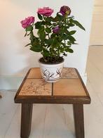 Vintage retro bijzettafel met gebloemde tegels bruin, Antiek en Kunst, Antiek | Meubels | Tafels, Ophalen of Verzenden