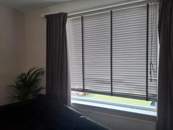 Zonsverduisterende gordijnen beschikbaar voor biedingen