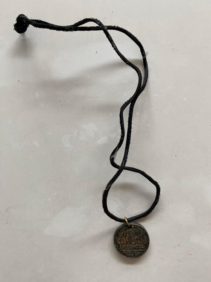 Cavern Liverpool Entree Button - Beatles Era, Sieraden, Tassen en Uiterlijk, Kettingen, Gebruikt, Overige materialen, Zwart, Met hanger
