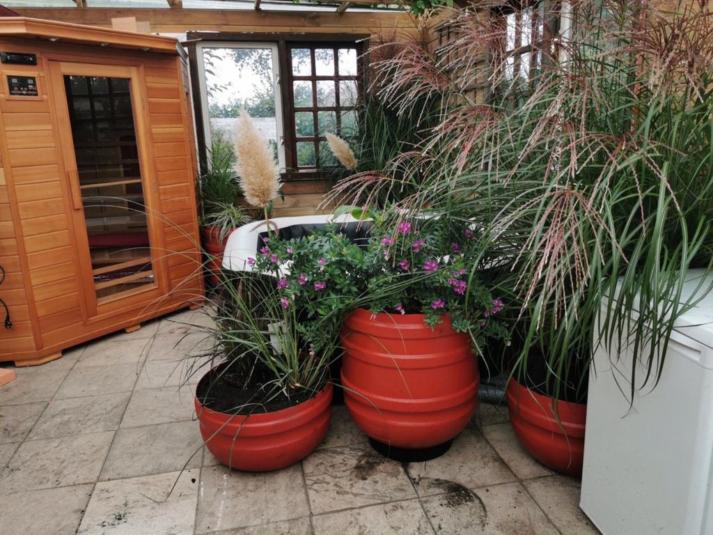 Bloembakken gemaakt van ton in terracotta kleur, Ophalen, Zo goed als nieuw, Rond, Kunststof