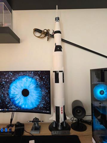 Saturn V raket 112 cm hoog schaal 1/100 beschikbaar voor biedingen