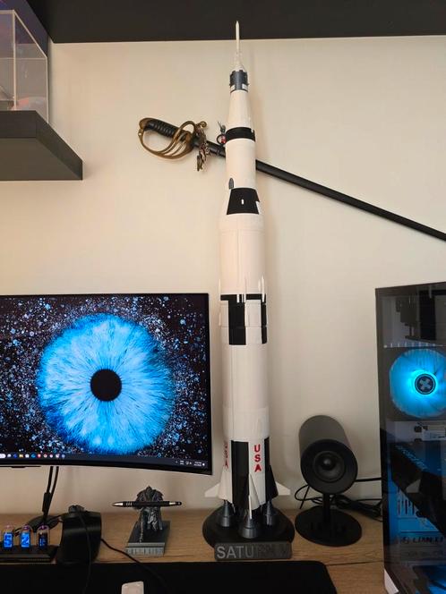 Saturn V raket 112 cm hoog schaal 1/100, Hobby en Vrije tijd, Modelbouw | Overige, Nieuw, 1:50 tot 1:144, Ophalen