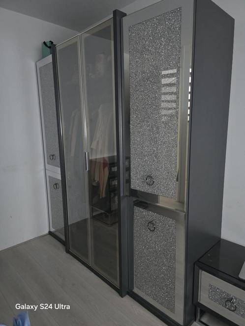 Mooie kledingkast ladekast nachtkast en spiegel set, Huis en Inrichting, Badkamer | Complete badkamers, Zo goed als nieuw, Ophalen