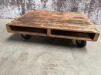 Salontafel, Oude industriële houten tafel op wielen, Huis en Inrichting, Tafels | Salontafels, Ophalen, Gebruikt, 100 tot 150 cm