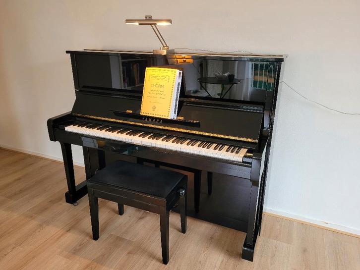 Zwarte U1M Yamaha piano, Muziek en Instrumenten, Piano's, Gebruikt, Piano, Zwart, Hoogglans, Ophalen