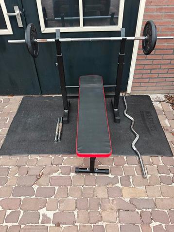 Opklapbare halterbank met 45 kg halterset  beschikbaar voor biedingen