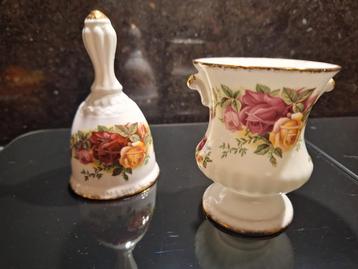 Royal Albert Old Country Roses Tafelbel & Lepelvaasje beschikbaar voor biedingen