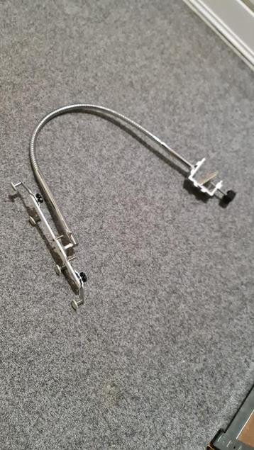 Metalen tablet houder beschikbaar voor biedingen