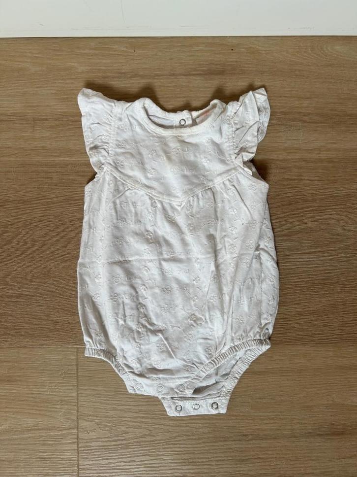 Z.g.a.n. Wit rompertje met volants, Hema, maat 74, Kinderen en Baby's, Babykleding | Maat 74, Zo goed als nieuw, Meisje, Nacht- of Onderkleding