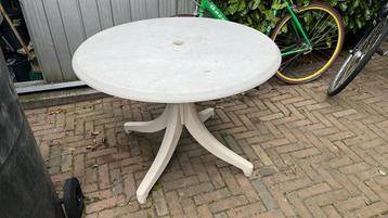 Tuintafel rond gratis beschikbaar voor biedingen