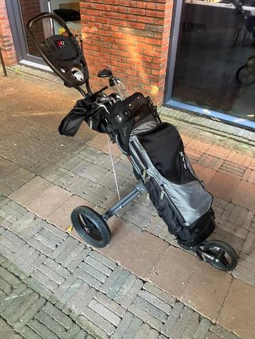 Golftas met clubs beschikbaar voor biedingen