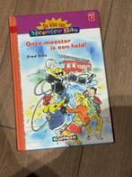 Boek onze meester is een held, Ophalen of Verzenden, Zo goed als nieuw