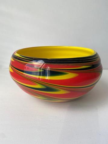 Vintage glazen schaal beschikbaar voor biedingen