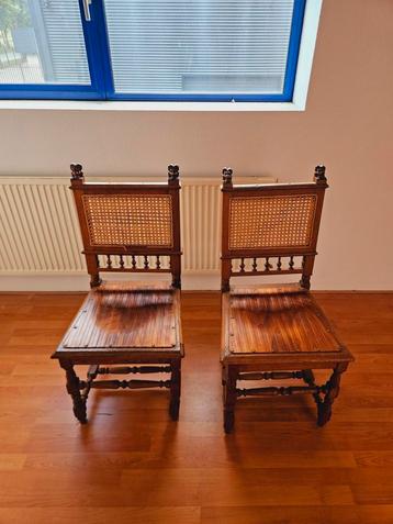 2 oude houten stoel.  beschikbaar voor biedingen